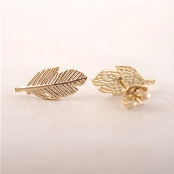 🍂 Boho Feather Stud Earrings in Gold - Picture 3 of 3